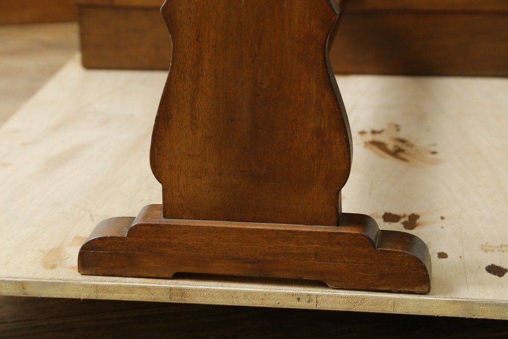 和製アンティーク　昭和を感じさせるレトロな雰囲気が魅力的な透かし彫り入り片袖机　(R-079077)