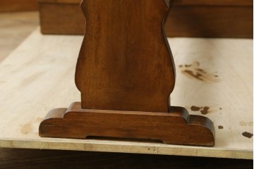 和製アンティーク　昭和を感じさせるレトロな雰囲気が魅力的な透かし彫り入り片袖机　(R-079077)