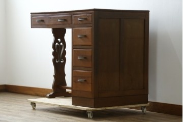 和製アンティーク　昭和を感じさせるレトロな雰囲気が魅力的な透かし彫り入り片袖机　(R-079077)