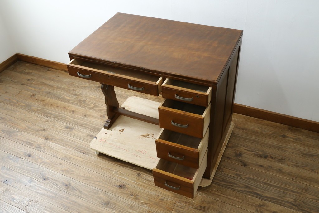 和製アンティーク　昭和を感じさせるレトロな雰囲気が魅力的な透かし彫り入り片袖机　(R-079077)