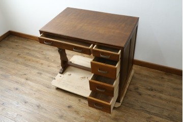 和製アンティーク　昭和を感じさせるレトロな雰囲気が魅力的な透かし彫り入り片袖机　(R-079077)