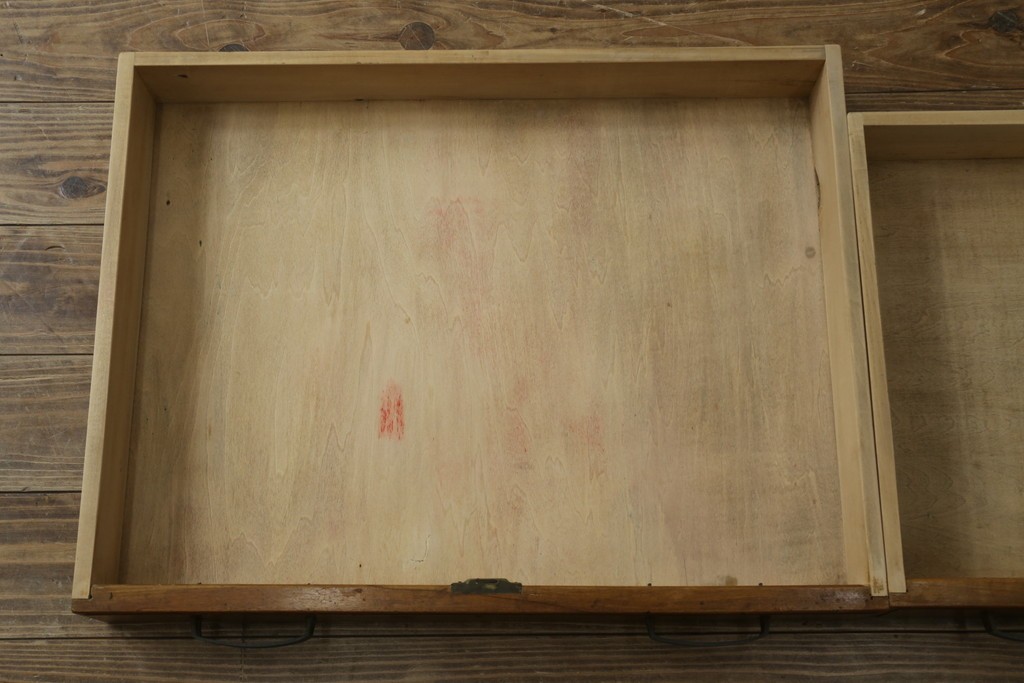 和製アンティーク　昭和を感じさせるレトロな雰囲気が魅力的な透かし彫り入り片袖机　(R-079077)