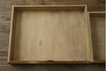 和製アンティーク　昭和を感じさせるレトロな雰囲気が魅力的な透かし彫り入り片袖机　(R-079077)