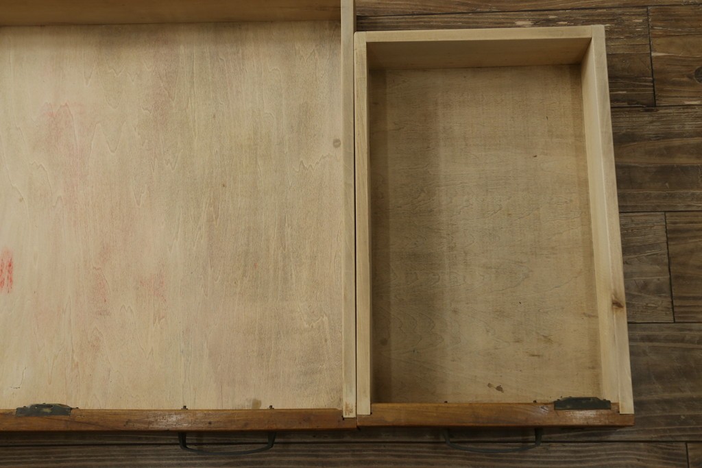 和製アンティーク　昭和を感じさせるレトロな雰囲気が魅力的な透かし彫り入り片袖机　(R-079077)