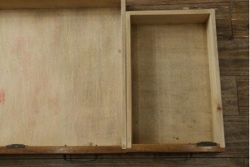 和製アンティーク　昭和を感じさせるレトロな雰囲気が魅力的な透かし彫り入り片袖机　(R-079077)