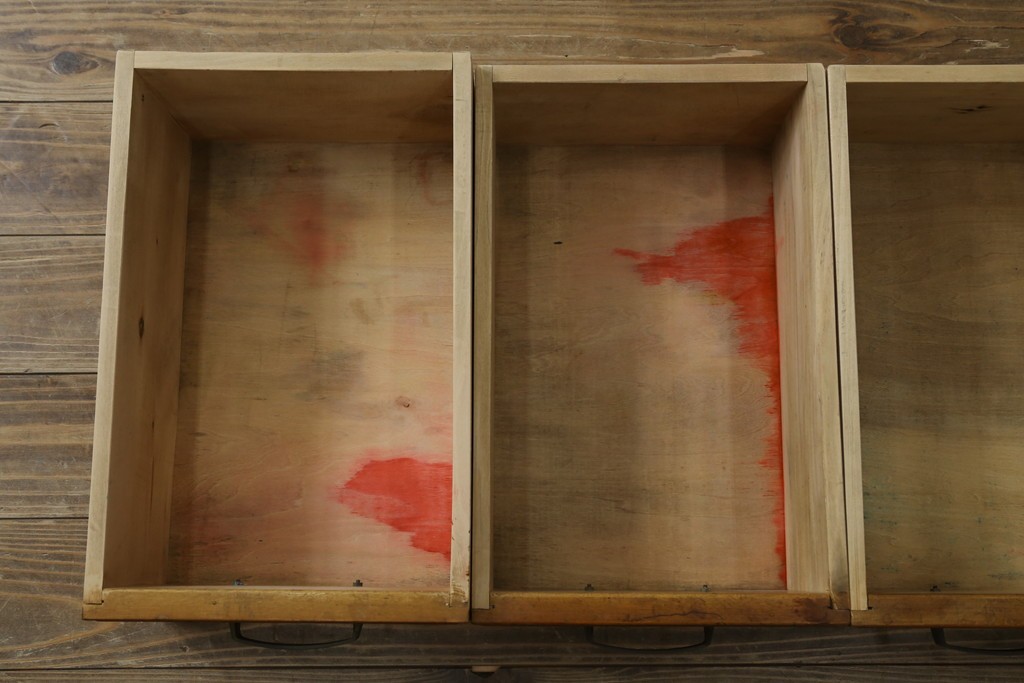 和製アンティーク　昭和を感じさせるレトロな雰囲気が魅力的な透かし彫り入り片袖机　(R-079077)