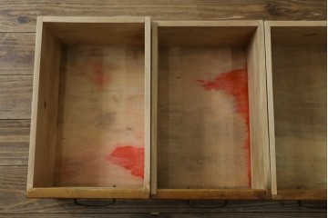 和製アンティーク　昭和を感じさせるレトロな雰囲気が魅力的な透かし彫り入り片袖机　(R-079077)