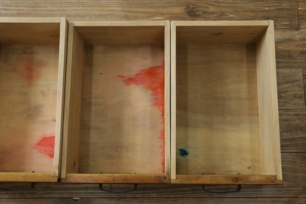 和製アンティーク　昭和を感じさせるレトロな雰囲気が魅力的な透かし彫り入り片袖机　(R-079077)