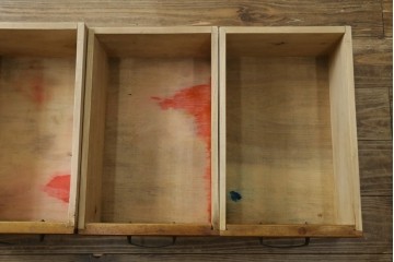 和製アンティーク　昭和を感じさせるレトロな雰囲気が魅力的な透かし彫り入り片袖机　(R-079077)