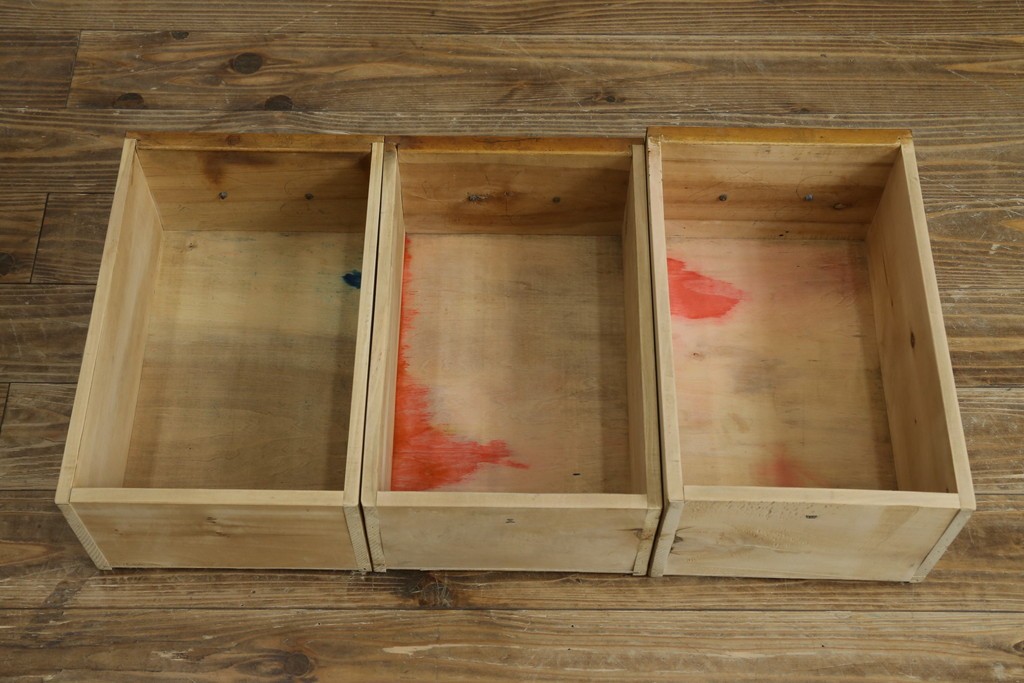 和製アンティーク　昭和を感じさせるレトロな雰囲気が魅力的な透かし彫り入り片袖机　(R-079077)