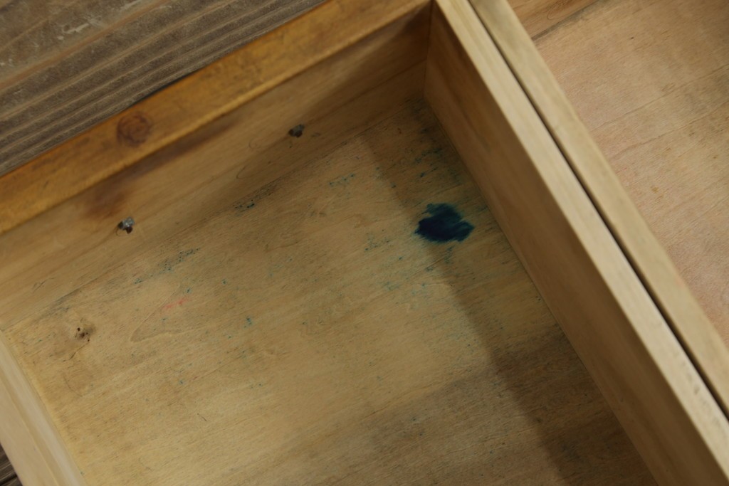 和製アンティーク　昭和を感じさせるレトロな雰囲気が魅力的な透かし彫り入り片袖机　(R-079077)