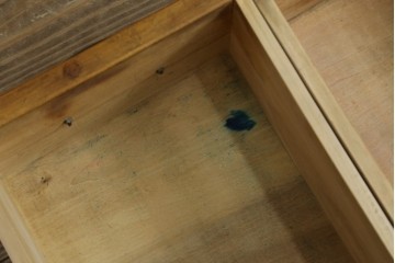 和製アンティーク　昭和を感じさせるレトロな雰囲気が魅力的な透かし彫り入り片袖机　(R-079077)