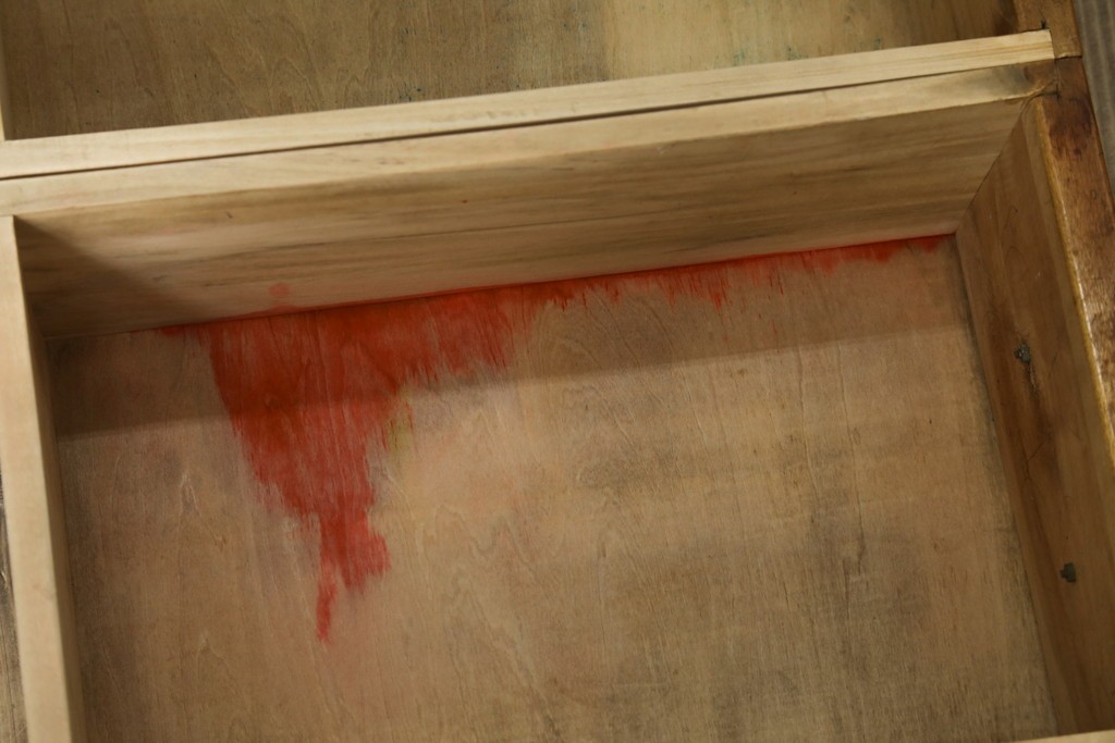 和製アンティーク　昭和を感じさせるレトロな雰囲気が魅力的な透かし彫り入り片袖机　(R-079077)