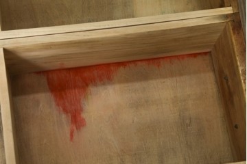 和製アンティーク　昭和を感じさせるレトロな雰囲気が魅力的な透かし彫り入り片袖机　(R-079077)