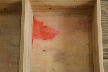 和製アンティーク　昭和を感じさせるレトロな雰囲気が魅力的な透かし彫り入り片袖机　(R-079077)