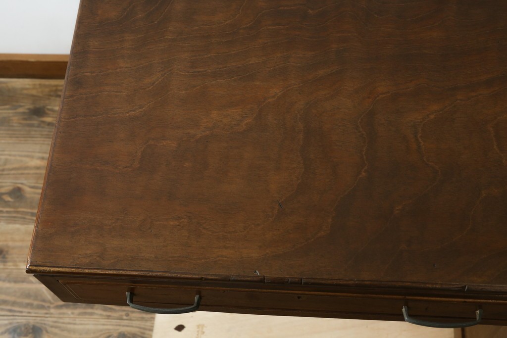 和製アンティーク　昭和を感じさせるレトロな雰囲気が魅力的な透かし彫り入り片袖机　(R-079077)