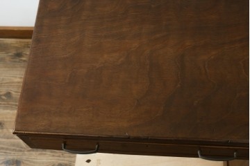 和製アンティーク　昭和を感じさせるレトロな雰囲気が魅力的な透かし彫り入り片袖机　(R-079077)