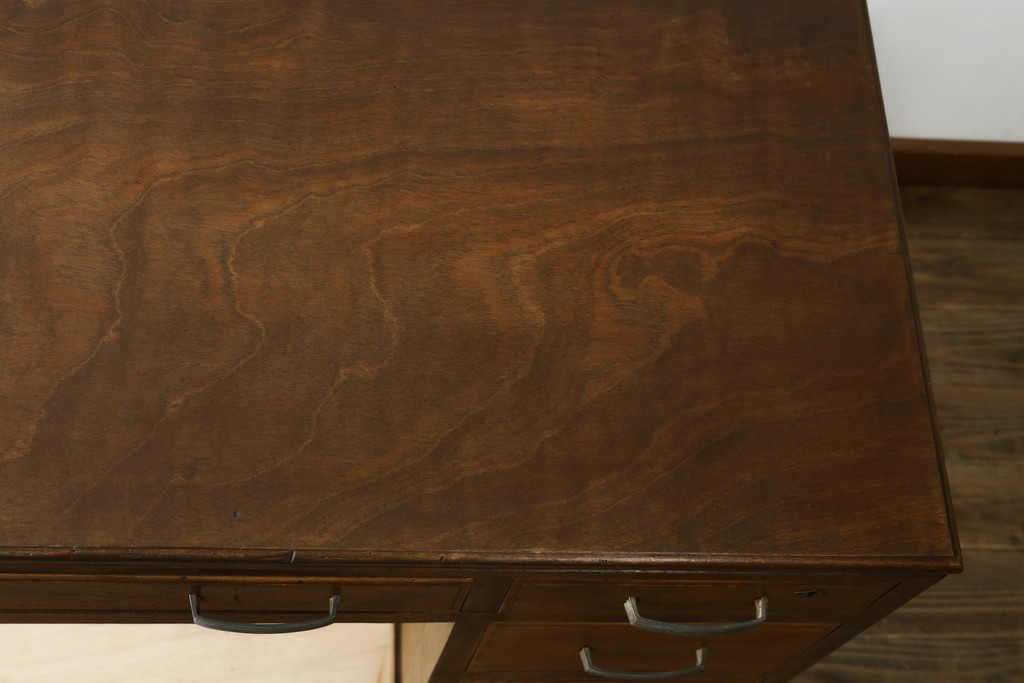 和製アンティーク　昭和を感じさせるレトロな雰囲気が魅力的な透かし彫り入り片袖机　(R-079077)