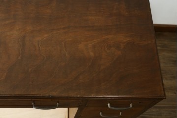 和製アンティーク　昭和を感じさせるレトロな雰囲気が魅力的な透かし彫り入り片袖机　(R-079077)