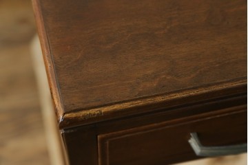 和製アンティーク　昭和を感じさせるレトロな雰囲気が魅力的な透かし彫り入り片袖机　(R-079077)