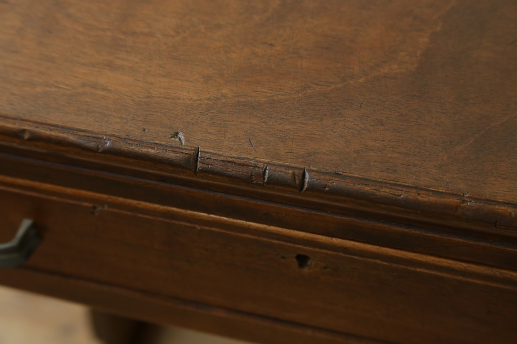 和製アンティーク　昭和を感じさせるレトロな雰囲気が魅力的な透かし彫り入り片袖机　(R-079077)