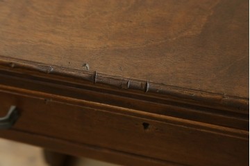 和製アンティーク　昭和を感じさせるレトロな雰囲気が魅力的な透かし彫り入り片袖机　(R-079077)