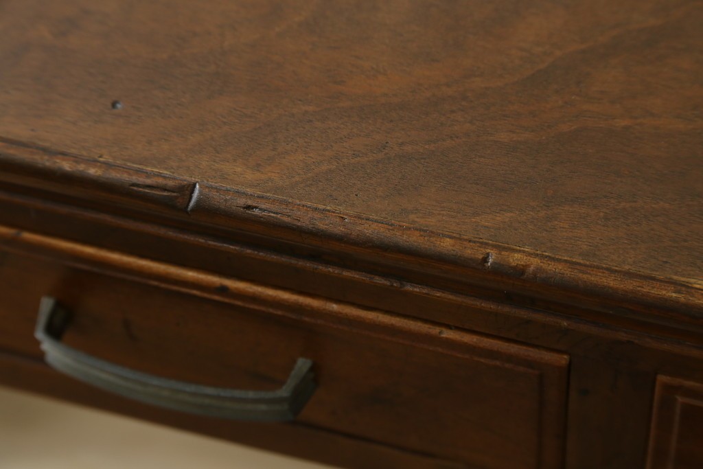 和製アンティーク　昭和を感じさせるレトロな雰囲気が魅力的な透かし彫り入り片袖机　(R-079077)