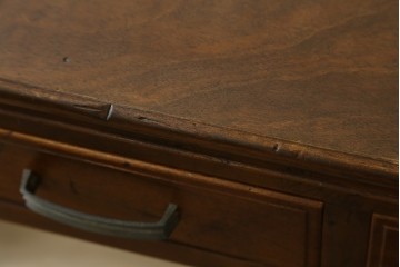 和製アンティーク　昭和を感じさせるレトロな雰囲気が魅力的な透かし彫り入り片袖机　(R-079077)