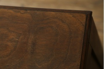 和製アンティーク　昭和を感じさせるレトロな雰囲気が魅力的な透かし彫り入り片袖机　(R-079077)