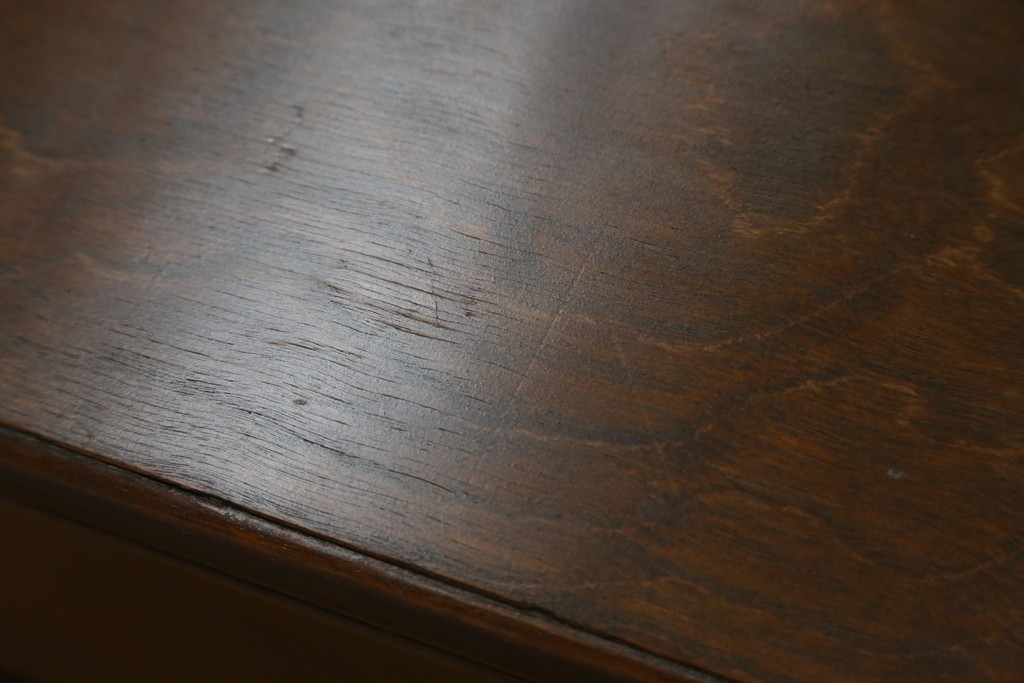 和製アンティーク　昭和を感じさせるレトロな雰囲気が魅力的な透かし彫り入り片袖机　(R-079077)