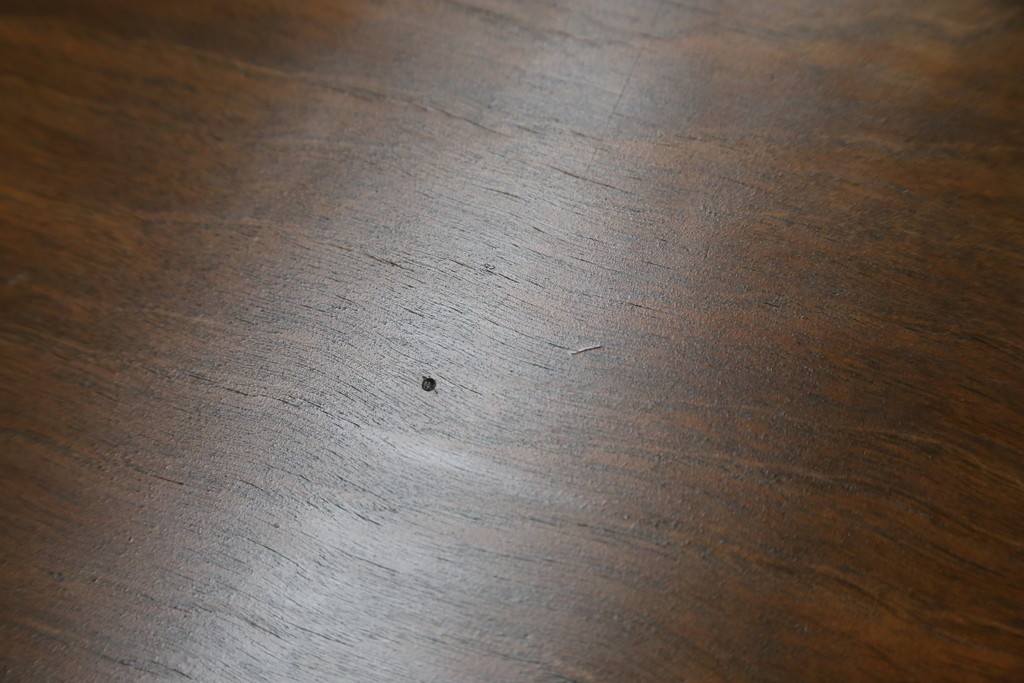 和製アンティーク　昭和を感じさせるレトロな雰囲気が魅力的な透かし彫り入り片袖机　(R-079077)