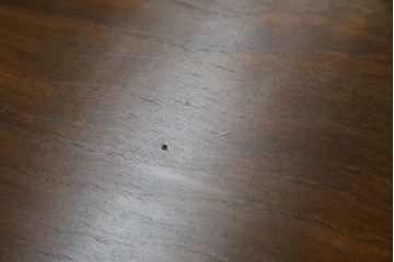 和製アンティーク　昭和を感じさせるレトロな雰囲気が魅力的な透かし彫り入り片袖机　(R-079077)