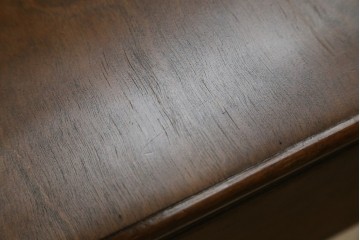 和製アンティーク　昭和を感じさせるレトロな雰囲気が魅力的な透かし彫り入り片袖机　(R-079077)