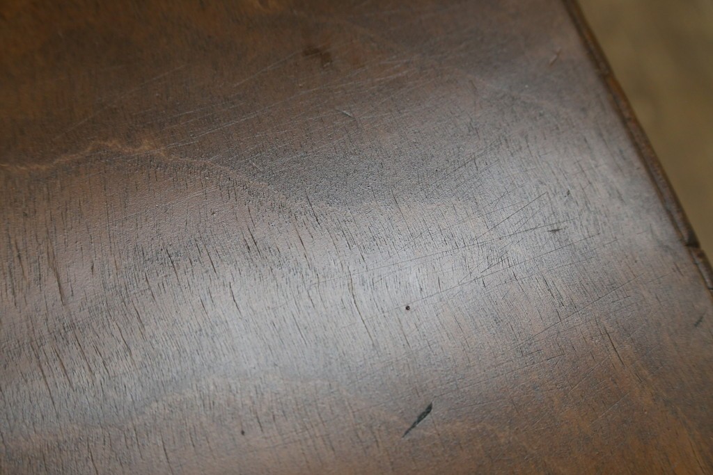 和製アンティーク　昭和を感じさせるレトロな雰囲気が魅力的な透かし彫り入り片袖机　(R-079077)