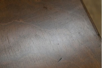 和製アンティーク　昭和を感じさせるレトロな雰囲気が魅力的な透かし彫り入り片袖机　(R-079077)