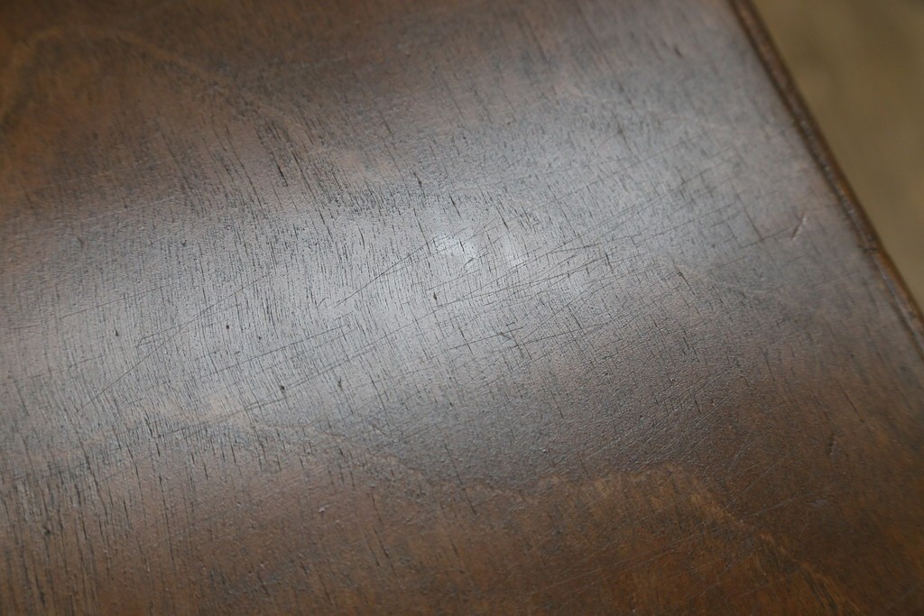 和製アンティーク　昭和を感じさせるレトロな雰囲気が魅力的な透かし彫り入り片袖机　(R-079077)