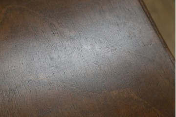 和製アンティーク　昭和を感じさせるレトロな雰囲気が魅力的な透かし彫り入り片袖机　(R-079077)