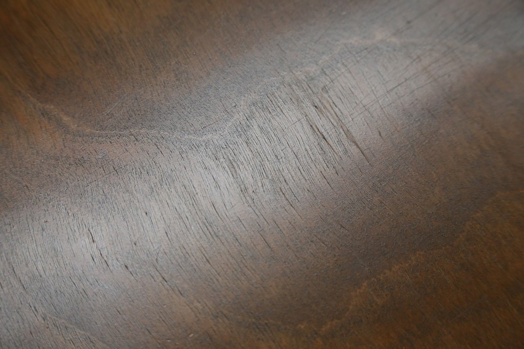 和製アンティーク　昭和を感じさせるレトロな雰囲気が魅力的な透かし彫り入り片袖机　(R-079077)