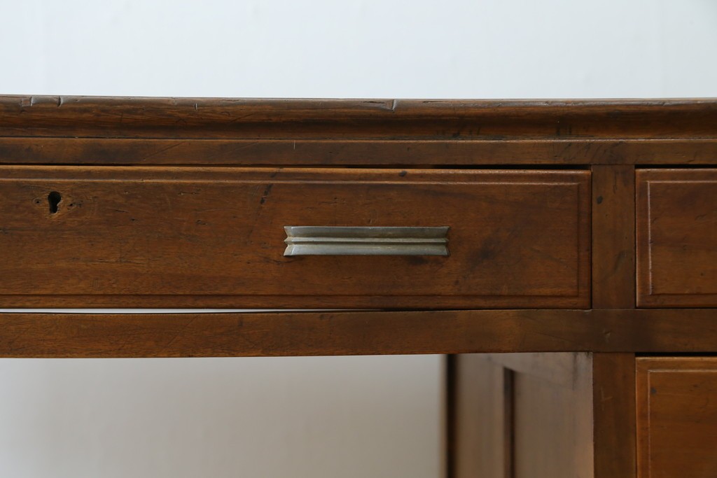 和製アンティーク　昭和を感じさせるレトロな雰囲気が魅力的な透かし彫り入り片袖机　(R-079077)