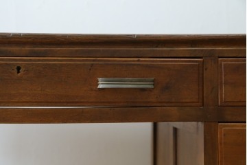 和製アンティーク　昭和を感じさせるレトロな雰囲気が魅力的な透かし彫り入り片袖机　(R-079077)