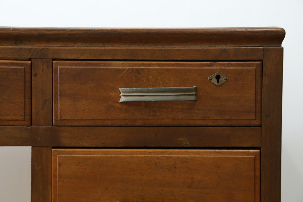 和製アンティーク　昭和を感じさせるレトロな雰囲気が魅力的な透かし彫り入り片袖机　(R-079077)