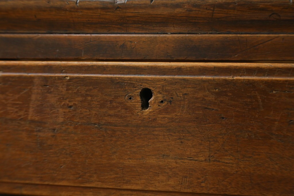 和製アンティーク　昭和を感じさせるレトロな雰囲気が魅力的な透かし彫り入り片袖机　(R-079077)