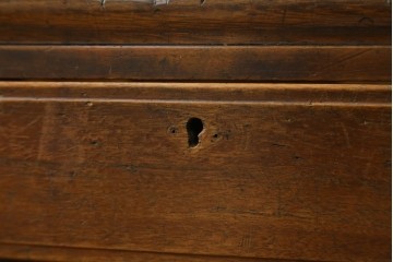 和製アンティーク　昭和を感じさせるレトロな雰囲気が魅力的な透かし彫り入り片袖机　(R-079077)