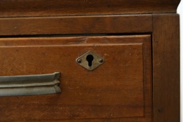 和製アンティーク　昭和を感じさせるレトロな雰囲気が魅力的な透かし彫り入り片袖机　(R-079077)