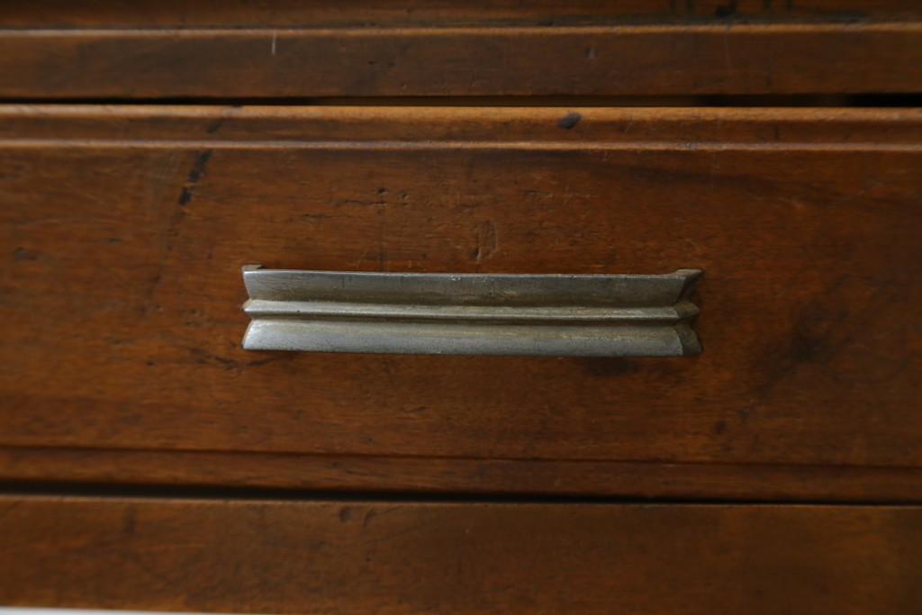 和製アンティーク　昭和を感じさせるレトロな雰囲気が魅力的な透かし彫り入り片袖机　(R-079077)