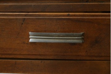 和製アンティーク　昭和を感じさせるレトロな雰囲気が魅力的な透かし彫り入り片袖机　(R-079077)