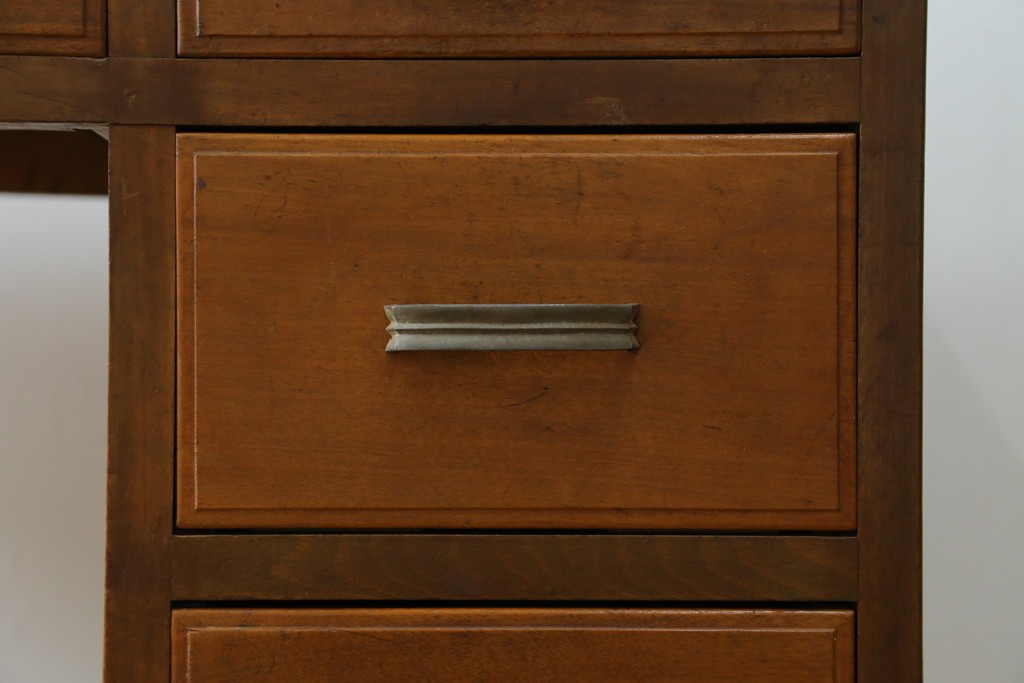 和製アンティーク　昭和を感じさせるレトロな雰囲気が魅力的な透かし彫り入り片袖机　(R-079077)