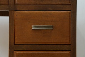 和製アンティーク　昭和を感じさせるレトロな雰囲気が魅力的な透かし彫り入り片袖机　(R-079077)