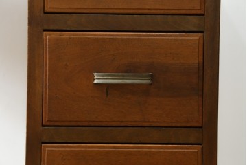 和製アンティーク　昭和を感じさせるレトロな雰囲気が魅力的な透かし彫り入り片袖机　(R-079077)