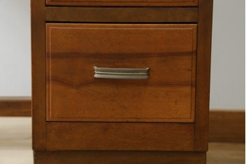 和製アンティーク　昭和を感じさせるレトロな雰囲気が魅力的な透かし彫り入り片袖机　(R-079077)